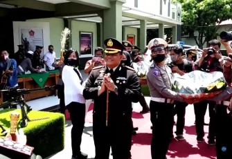 Puluhan Personel Polresta Surakarta Bawa 4 Tumpeng ke Makorem 074/Warastratama