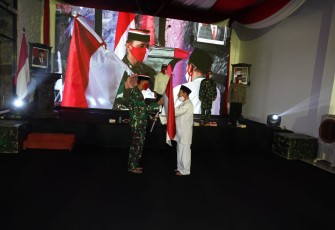 Anggota Dewan Pertimbangan Presiden, Habib Habib Lutfi bin Ali bin Yahya Dandim 0736/Batang Letkol Inf Dwison Evianto doa bersama HUT ke-75 TNI di Gedung Hj Nanik, Wonotunggal. Batang.Kamis (15/10/2020)