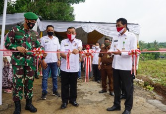Pemotongan pita oleh Wakil Bupati Batang Suyono didampingi Dandim 0736/Batang Letkol Inf Dwison Evianto bersama Wakapolres Batang Kompol Made Iriawan Budaya, Kepala Dispermades Agung Wisnu Barata beserta perangkat desa di Desa Jolosekti, Kecamatan Tulis, Kabupaten Batang, Rabu (21/10/2020).