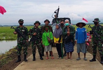 Warga Sendang Kulon foto bersama satgas di lokasi TMMD, Rabu 21/10/2020