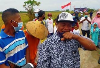 Marjan warga Desa Sendang Kulon melepas Satgas dengan air mata, Rabu 21/10/2020