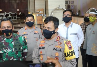 Kapolda Jateng Irjen. Pol. Drs. Ahmad Luthfi  bersama  Pangdam Mayjen Bakti Agus Fajari  melakunan sosialisi prokes. Sabtu , 25/10/2020