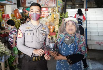 perwakilan Taruna Akpol membagikan masker kepada pedagang maupun pembeli di Pasar Rasamala (Jati), Banyumanik, Semarang, Jawa Tengah, Kamis (29/10/2020).