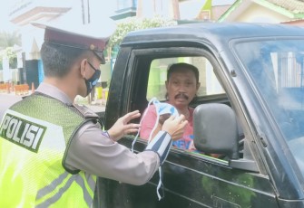 Polres Batang m|mbagikan masker kepada pengendara pengendara. Sabtu (31/10/2020). 