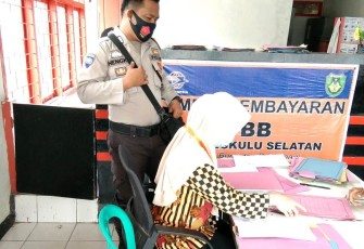 Polsek Kedurang Kawal Pembagian BST Sesuai Prokes Covid-19