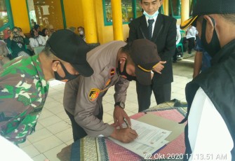 Tetap Terapkan Prokes Pengukuhan Pokdarkamtibmas Bhayangkara di Kedurang Lancar