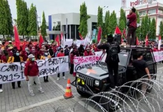 Aksi damai ratusan mahasiswa Tolak UU Cipta Kerja di depan Balaikota Surakarta