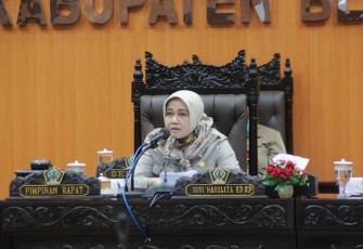 Wakil Ketua DPRD Kabupaten Blitar Susi Narulita Kumala Dewi Memimpin Rapat Paripurna (foto: Ist) 