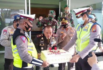 Dandim 1310/Bitung saat tiup lilin kue ulang tahun oleh Kapolres Bitung