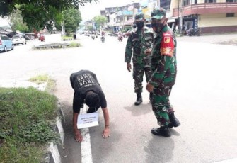 Personil Koramil 1301/Bitung Saat berikan sanksi kepada warga yang terjaring operasi yustisi karena tidak memakai masker