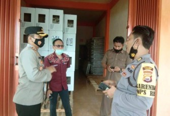 Kapolres Kaur AKBP Dwi Agung Setyono SIk MH Pantau Langsung Surat Suara di Gudang Logistik KPU Kaur