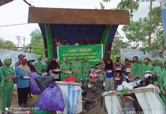 Persit KCK Cab LXI Yonif 725 Berbagi Dengan Masyarakat