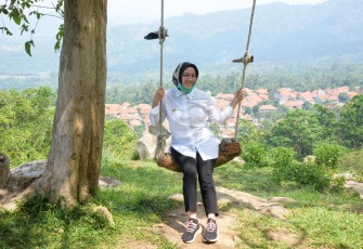 Bupati Purwakarta Anne Ratna Mustika Saat Sedang Berfoto di Salah Satu Obyek Wisata (Foto : Kominfo)