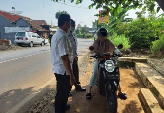 Polsek, Koramil , Puskesmas dan kecamatan  Limpung mengadakan razia di depan Balai Desa Donorejo yang merupakan jalur utama alternatif Pekalongan Magelang, Senin (9/11/2020).