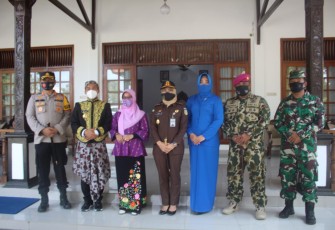 Dankormar TNI AL Mayor Jenderal TNI (Mar) Suhartono, M.Tr (Han), Bupati Batang, Dr. Wihaji, S.Ag., M Pd beserta Ibu, Dandim 0736/Batang diwakili Kasdim Mayor Kav Hariyono, Kapolres Batang, Edwin Louis Sengka, S.I.K, M.Si, Kepala Kejaksaan Negeri Batang , Silvia Desty Rosalina, S.H.,M.H, Pj. Sekda Kab. Batang foto bersama di depan di rumah dinas Bupati Batang, Senin (9/11/2020).   