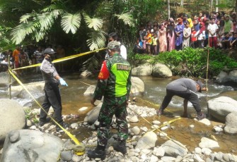 Koptu purnomo ( Babinsa ) berada di pinggir sungai Kitiran gegerkan warga Dukuh Prigi, Desa Kambangan, Kecamatan Blado, Kabupaten Batang, Senin (16/11/20) .