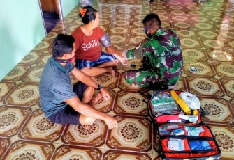 Anggota Pos Perumbang Satgas Pamtas Yonif 407/PK memberikan pelayanan kesehatan gratis dengan berkeliling Dusun Perumbang, Kecamatan Badau, Kabupaten Kapuas Hulu, Provinsi Kalimantan Barat, Selasa (17/11/2019)