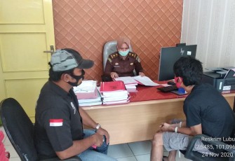 Polsek Lubuk Pinang Serahkan Tersangka Pencurian dan BB Kepada Kejaksaan