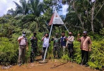 Satgas Pamtas RI-MLY sektor timur Yonif 407/PK melaksanakan patroli bersama Polri dan CIQ (Custom, Immigration, Quarantine) Pos Lintas Batas Negara (PLBN) Badau.Sabtu (28/11/2020).    