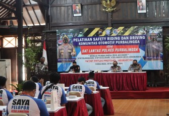 Satuan Lalu Lintas (Satlantas) Polres Purbalingga menggelar pelatihan safety riding dan driving bagi anggota komunitas otomotif wilayah Kabupaten Purbalingga, Sabtu (28/11/2020).