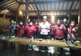 Ganjar Pranowo (baju putih) bersama Cabup Rijanto (tiga dari kiri) dan Cawabup Marhaenis (dua dari kanan) bersama Jajaran DPC PDIP Kabupaten Blitar (foto : Faisal NR / Klikwarta.com) 