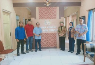 Ketua PWi dan SMSI Jateng, Ketua Peradi Palembang beserta staf dan awak Media berfoto bersama di Kantor PWI Jateng. Jum'at, 6/11/2020.