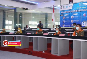 Sekda Pemkot Blitar Rudy Wijonarko (depan tiga dari kanan) di Acara Webinar Peringati HKN ke- 56 (foto : Faisal NR / Klikwarta.com) 