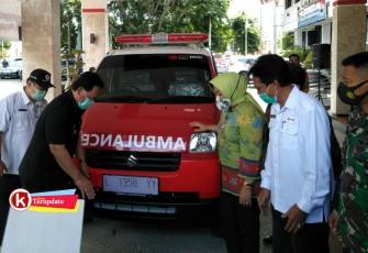 Pjs Walikota Jumadi Memecah Kendi di Depan Mobil Ambulance Penanda Diterimanya Bantuan dari Bank Jatim (foto : Faisal NR / Klikwarta.com) 