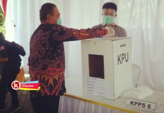 Pjs Bupati Blitar Budi Santosa Ketika Memeragakan Salah Satu Tahapan Pemungutan Suara Dalam Giat Simulasi (foto : Faisal NR / Klikwarta.com) 