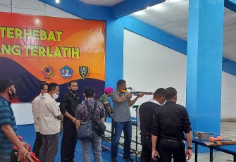 Ketua umum PB-perbakin saat latihan nembak menggunakan senjata Laras panjang