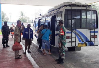 Prajurit Kodim 1310/Bitung Datangi Fasilitas Umum Lakukan Pendisiplinan Prokes