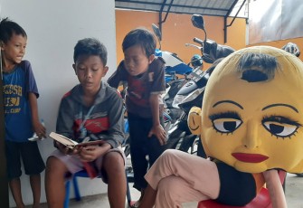 Harap Anak Dibalik Kostum Boneka Mampang