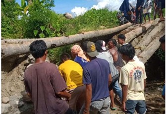Warga Mangge - Mangge dan Talaga Desa Luhu  Swadaya Perbaiki Jembatan Pakai Batang Kelapa