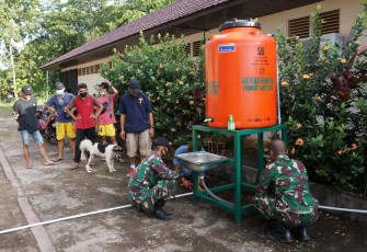 Satgas Pamtas RI-Malaysia Yonif 407/PK memberikan bantuan sarana sanitasi untuk mencegah Covid-19 yang berupa profil tank untuk tempat cuci tangan ditempat ibadah wilayah sekitar Kecamatan Badau, Kabupaten Kapuas Hulu, Kalimantan Barat. Selasa (01/12/2020).