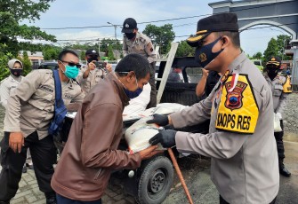 Polres Purbalingga kembali menyalurkan bantuan berupa beras kepada masyarakat, Jumat (4/12/2020).