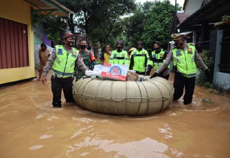 Satlantas Polres Purbalingga kembali menyalurkan bantuan. Bantuan berupa makanan disalurkan untuk korban banjir di Desa Cilapar, Kecamatan Kaligondang, Kabupaten Purbalingga, Jumat (4/12/2020).