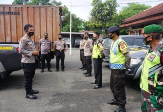 Polres Purbalingga melaksanakan pengamanan dan pengawalan pendistribusian logistik primer Pilkada 2020 dari gudang Komisi Pemilihan Umum (KPU) Kabupaten Purbalingga ke masing-masing Panitia Pemilihan Kecamatan (PPK), Sabtu (5/12/2020).