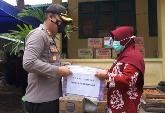 Kapolres Purbalingga AKBP Muchammad Syafi Maulla bersama pejabat utama polres mengunjungi lokasi pengungsian korban tanah bergerak di Desa Tumanggal, Kecamatan Pengadegan, Kabupaten PurbaIingga, Sabtu (5/12/2020).