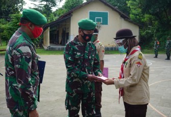 Kepala Staf Mayor Arh Haryono menyerahkan piagam penghargaan kepada para peserta Pramuka Saka Wira Kartika berprestasi di lapangan olahraga SMKN 1 Kandeman Batang Selasa (8/12/20)