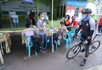 Gubernur Jawa Tengah, Ganjar Pranowo mengajak anak dan istrinya nyoblos sambil gowes di TPS 02 Gajahmungkur Rabu (9/12)