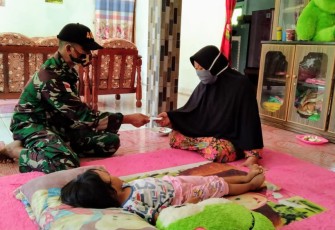 Tim Kesehatan Satgas Pamtas RI-MLY Yonif 407/PK dari Pos Nanga Bayan yang dipimpin Pelda Nurul Amin kepada warga binaannya di Desa Nanga Bayan Kecamatan Ketunggau Hulu Kabupaten Sintang, Kalbar. Rabu (09/12/2020).