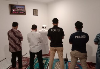 Rizieq Shihab dan polisi Dari Polda Metro Jaya Menunaikan Salat Maghrib Berjamaah 