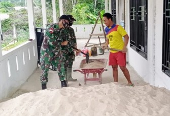Satgas Pamtas RI-MLY Yonif 407/PK Pos Merakai Panjang menggelar karya bhakti dengan sasaran pemasangan keramik tempat imam di Mushola Al-Ikhlas Desa Merakai Panjang, Kecamatan Puring Kencana, Kabupaten Kapuas Hulu. kalbar. Selasa (15/12/20).
