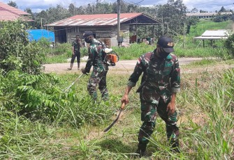Satgas Pamtas RI-Malaysia Yonif 407/Padmakusuma, Pos Perumbang melaksanakan Karya Bhakti Pembersihan Lingkungan Sekitar Sekolah di SDN 04 Kurak Dusun Kekurak, Desa Kekurak Kecamatan Badau, Kabupaten Kapuas Hulu. Sabtu (19/12/20)