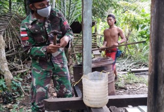 Personel Satgas Pamtas Yonif 407/Padma Kusuma Pos Klawik Melaksanakan Kerja Bakti