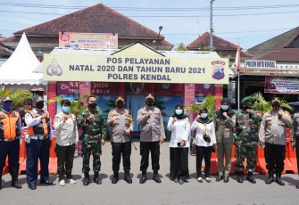 Kabid Humas Polda Jateng Kombes Pol Iskandar Fitriana Sutisna SIk MSi Selaku Pamatwil Polda Jateng Wilayah Kabupaten Kendal dan Kabupaten Batang Melaksanakan Pengecekan Pos Pam Pengamanan Natal 2020 dan Tahun Baru 2021