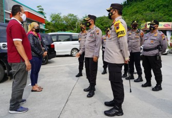 Kabid Humas Polda Jateng Kombes Pol Iskandar Fitriana Sutisna SIK MSi Selaku Pamatwil Polda Jateng Melakukan Pengecekan Pos Pengamanan Diwilayah Hukum Polres Batang