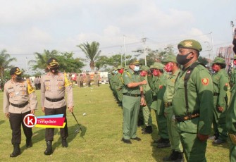 Pjs Bupati Blitar Budi Santosa Meninjau Personil Satlinmas (foto : Faisal NR / Klik Warta) 