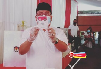 Walikota Blitar Santoso Tunjukkan Surat Suara Pilwali Kota Blitar Tahun 2020 Sebagai Penanda Telah Disalurkannya Hak Pilihnya (foto : Faisal NR / Klik Warta) 
