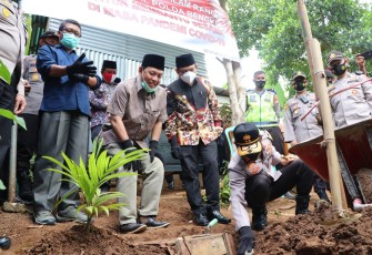 Kapolda Bengkulu Irjen Pol Drs Teguh Sarwono MSi Letakkan Batu Pertama Bantuan Bedah Rumah